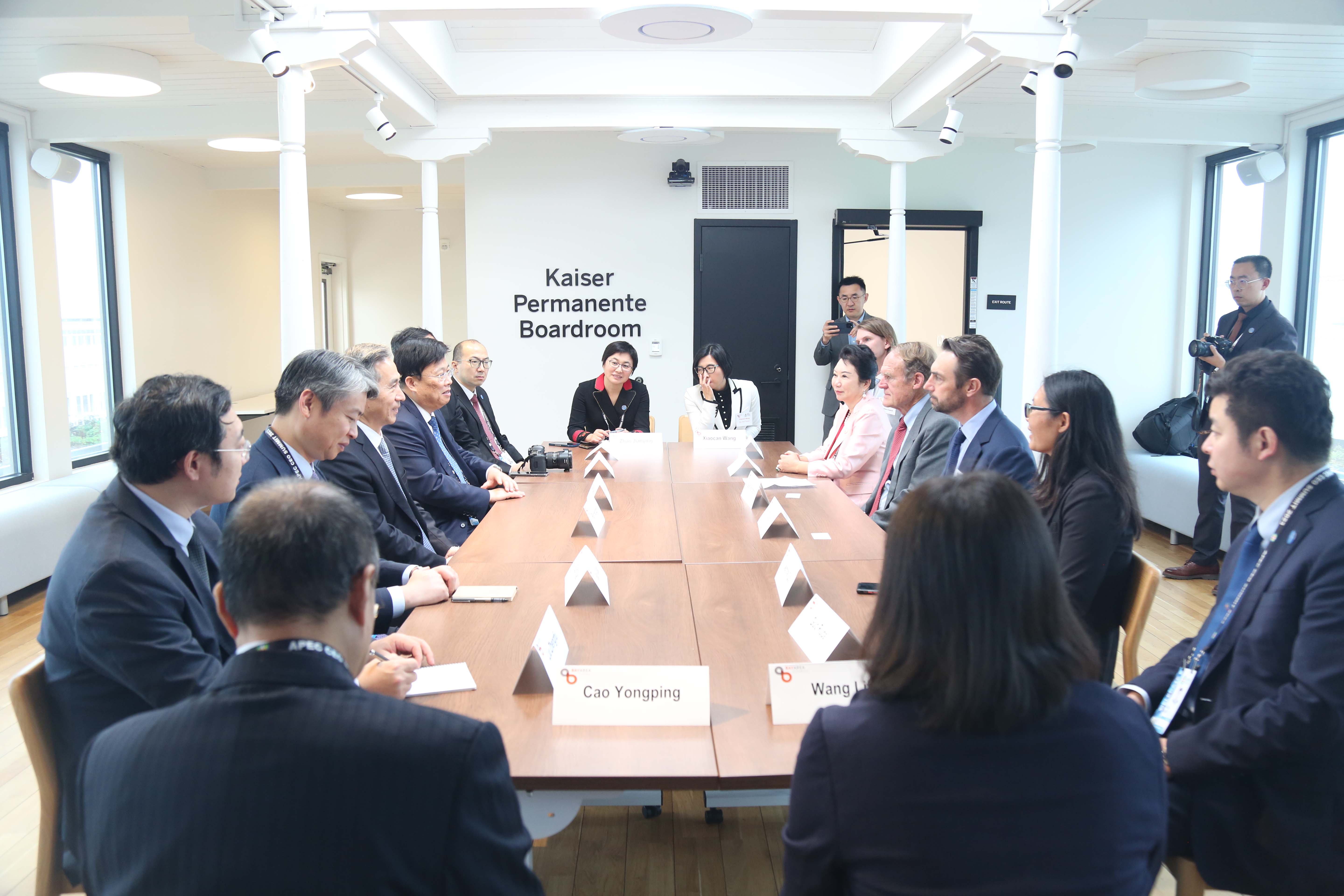 stake官网入口集团董事局李俐与中国贸促会会长任鸿斌交流